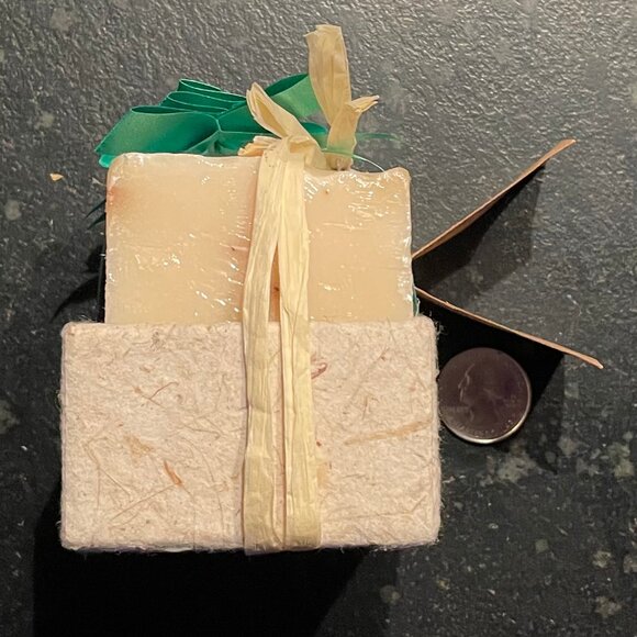 Three-Bar Lavender Soap Set in Gift Box (NWT) - Picture 4 of 10